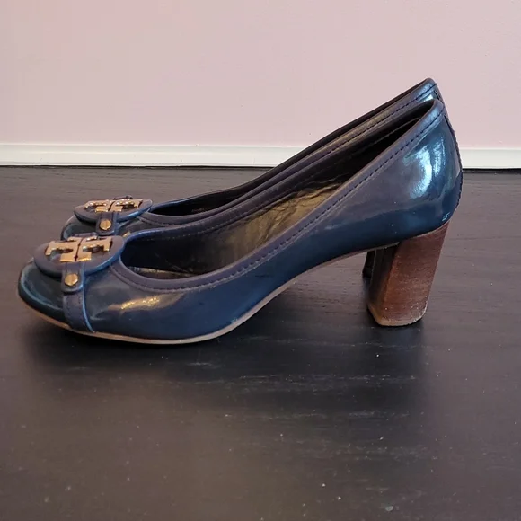 TORY BURCH navy pumps